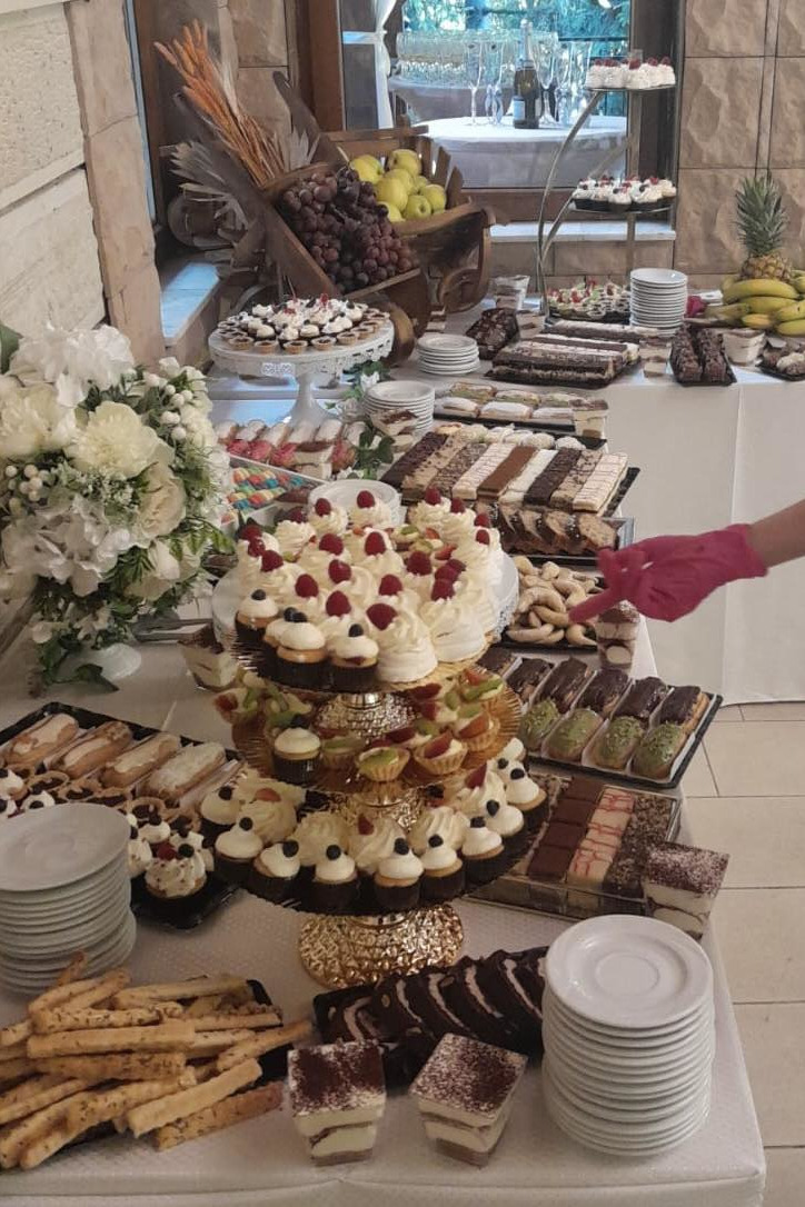 arome by amada, comenzi torturi, candy bar și prăjituri pentru evenimente private și corporate în câmpulung, argeș și bucurești.