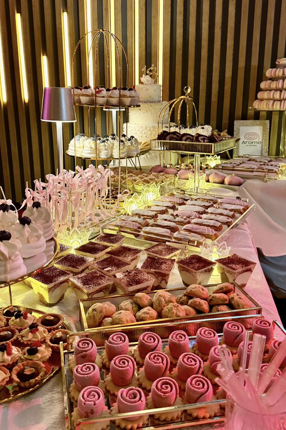 arome by amada, comenzi torturi, candy bar și prăjituri pentru evenimente private și corporate în câmpulung, argeș și bucurești.