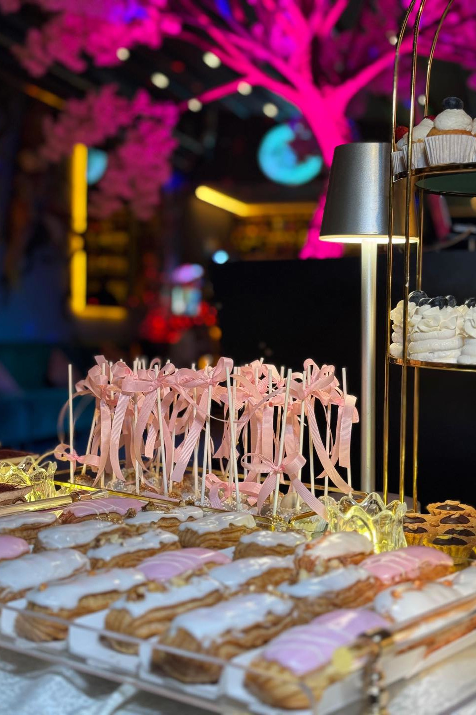 arome by amada, comenzi torturi, candy bar și prăjituri pentru evenimente private și corporate în câmpulung, argeș și bucurești.