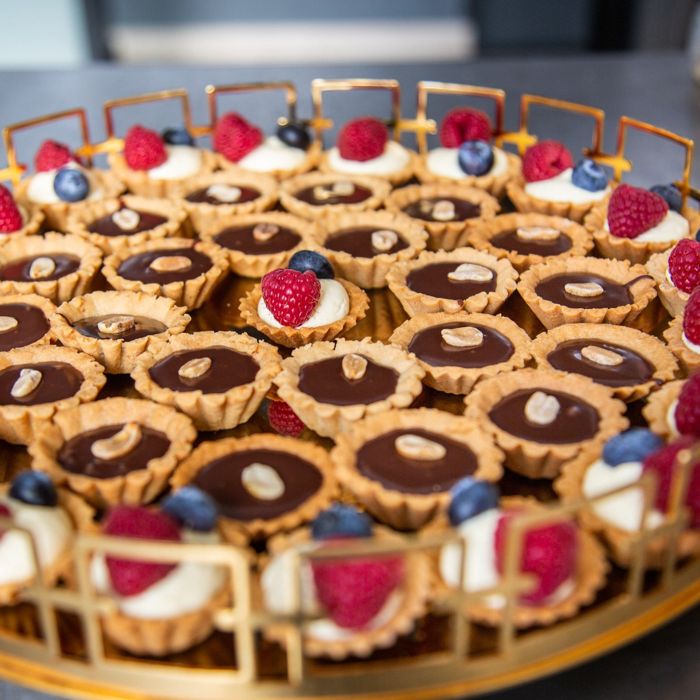 arome by amada, comenzi torturi, candy bar și prăjituri pentru evenimente private și corporate în câmpulung, argeș și bucurești.