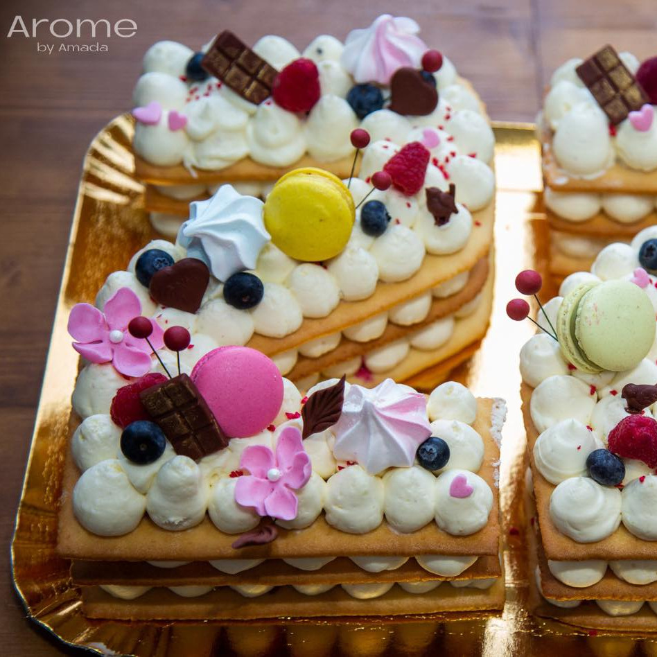 arome by amada, comenzi torturi, candy bar și prăjituri pentru evenimente private și corporate în câmpulung, argeș și bucurești.